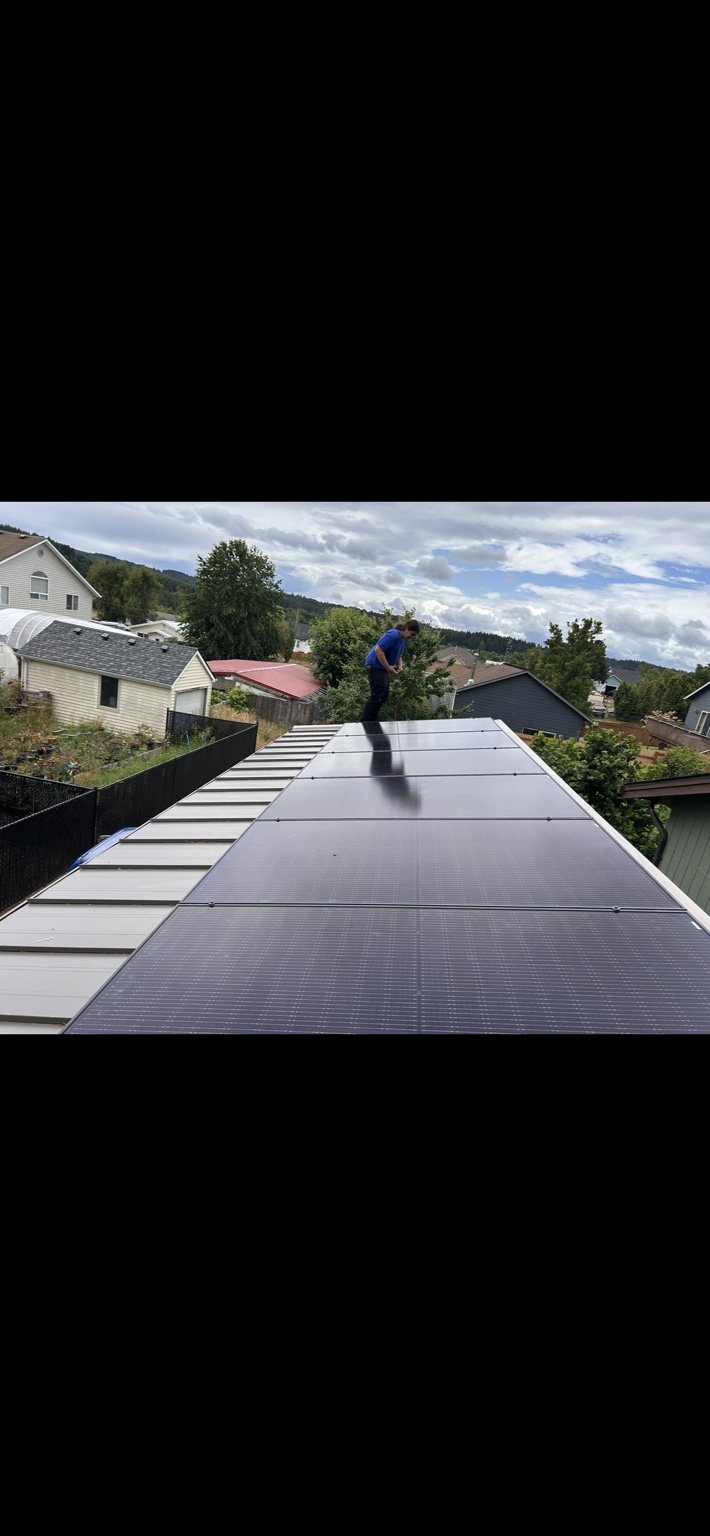 Roof mounted solar installation in Oregon